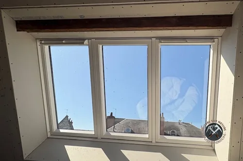 Untitled design (1) Fenêtre de toit Velux installée sur une toiture à Tours (37).