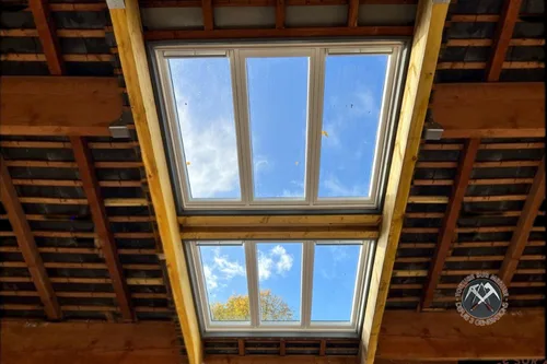 Untitled design (2) Fenêtre de toit Velux installée sur une toiture à Tours (37).